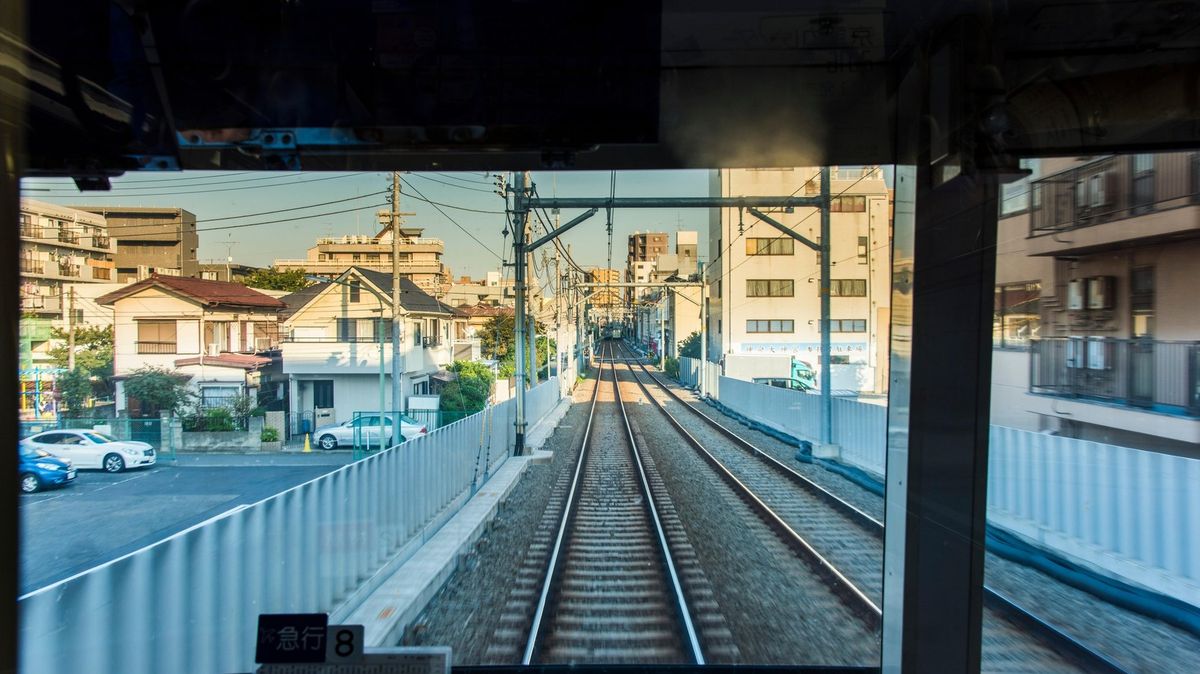 Podnapilému kuchaři v japonském vlaku upadl nůž, mezi cestujícími zavládla panika